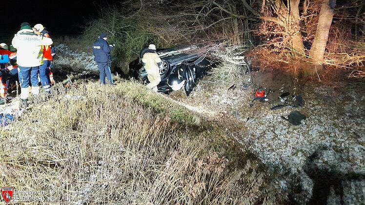 Bamberg-Gereuth: Auto &uuml;berschl&auml;gt sich am Silvesterabend auf Feldweg
