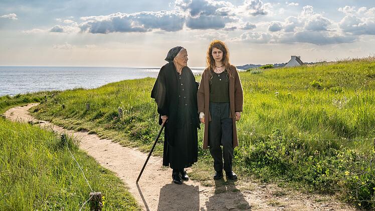 Sybil (Hildegard Schmahl) sorgt sich um die junge Rayanne (Luise Aschenbrenner). Sie wei&szlig;, dass die Frauen auf Ouessant schon immer auf sich alleine gestellt waren und sich gegenseitig besch&uuml;tzen m&uuml;ssen.