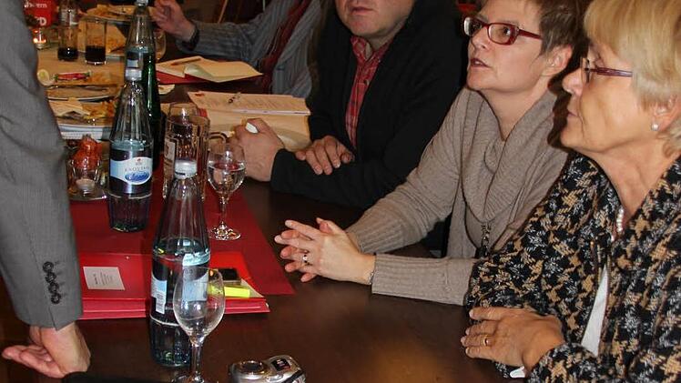 Bad Kissingens Oberbürgermeister Kay Blankenburg im Gespräch mit Unterbezirksvorsitzendem Jürgen Hennemann, MdL Sabine Dittmar und MdB Susanne Kastner. Foto: Ralf Kestel