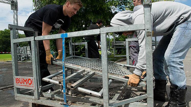 Helfer bauen das Festival Rock im Park in Nürnberg auf.  Foto: Tobias Köpplinger