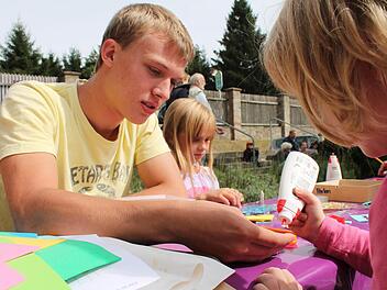 Jakob Martens betreut das Kinder-Basteln am Salinenfest. Fotos: Benedikt Borst