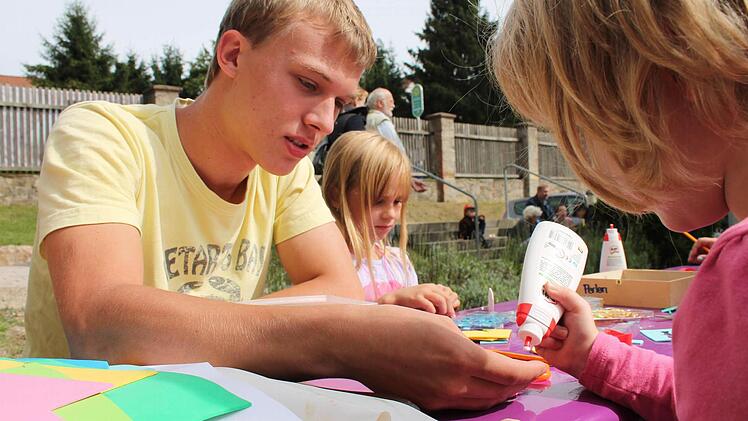 Jakob Martens betreut das Kinder-Basteln am Salinenfest. Fotos: Benedikt Borst