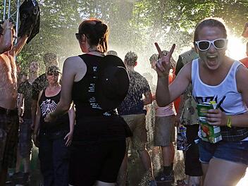 Schwitzen bei Rock im Park 2014 Foto: Matthias Hoch