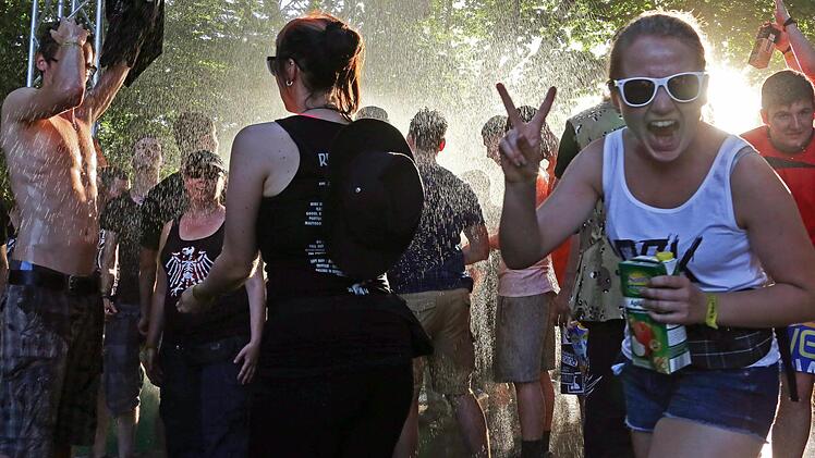 Schwitzen bei Rock im Park 2014 Foto: Matthias Hoch