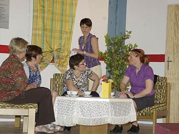 Die Damenrunde (von links) Beate Weimar-Stockmann, Birgit Schaupp, Maria Sturm, Marina Zahn und Annette Holzinger vermuten ein Komplott der Männer hinter den zahlreichen Pannen bei der Vorbereitung zum Heimatfest. Fotos: Winfried Ehling