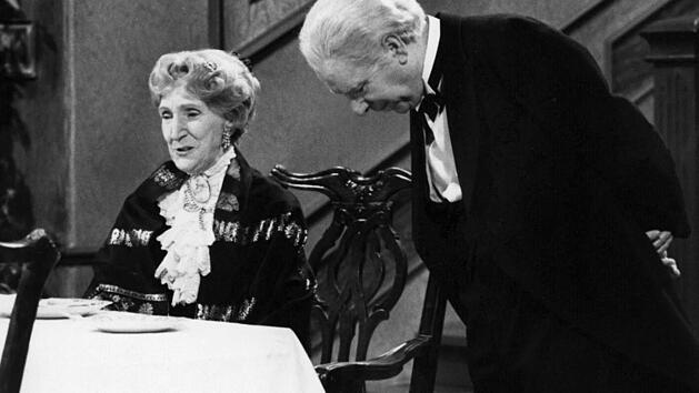 Freddie Frinton als Butler James und May Warden als alleinspeisende alte Dame Miss Sophie im beliebten TV-Sketch "Dinner for One". Foto: Annemarie Aldag/NDR/dpa