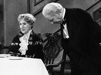 Freddie Frinton als Butler James und May Warden als alleinspeisende alte Dame Miss Sophie im beliebten TV-Sketch "Dinner for One". Foto: Annemarie Aldag/NDR/dpa