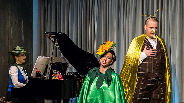 Das Trio "Mondieu Operettenassekuranz" begeisterte das Publikum zum Abschluss des Festivals "Klanggrenzen" in Coburg (von links): Nadine Schuster, Julia Da Rio und Julian Krüper. Foto: Jochen Berger