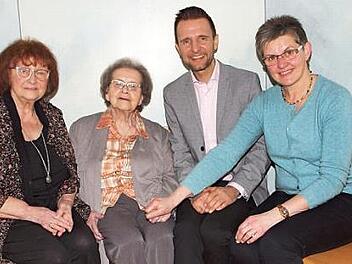 Brigitte Bischoff (Zweite von links) freute sich über die Glückwünsche der Heimleiterin Angelika Lauer (rechts), des Bürgermeisters Andreas Hügerich und der Betreuerin Gudrun Will (links). Foto: Alfred Thieret