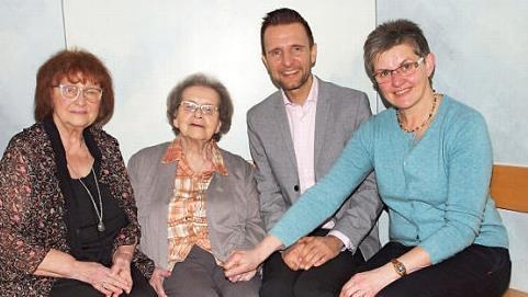 Brigitte Bischoff (Zweite von links) freute sich über die Glückwünsche der Heimleiterin Angelika Lauer (rechts), des Bürgermeisters Andreas Hügerich und der Betreuerin Gudrun Will (links). Foto: Alfred Thieret