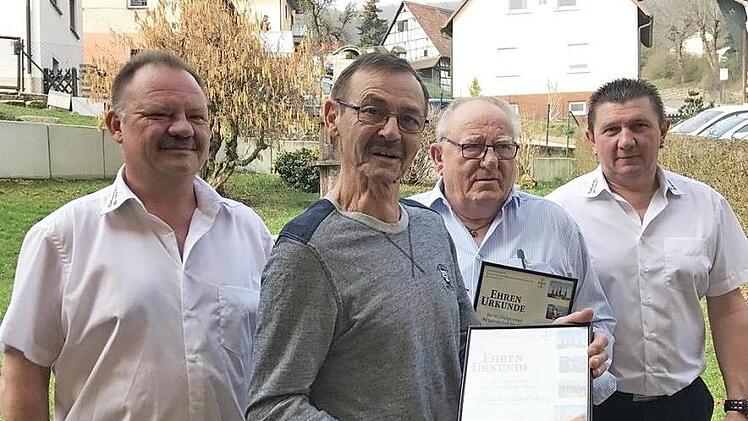 Bei der Ehrung des St.-Josef-Vereins (v. l.): Zweiter Vorsitzender Stephan Schaffner, Siegfried Schüpferling, Konrad Hofmann und Vorsitzender Günter Hofmann Foto: Heidi Amon