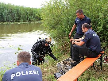 &Uuml;ber ein Funkger&auml;t kann der Taucher mit den Kollegen in Verbindung bleiben. Bisher konnte das gesuchte Brecheisen aber noch nicht gefunden werden.  Foto: Mirjam Stumpf