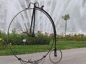 Mit solchen Renn-Hochrädern kämpften die Pedaleure des Velocipedclubs auf ihrer Rennbahn im Rosengarten um den Sieg. Dieses Modell (Baujahr um 1884) hatte Ivan Sojc vom Deutschen Fahrrad-Museum in Bad Brückenau für Foto-Aufnahmen zur Verfügung gestellt. Foto: Jürgen Schmitt