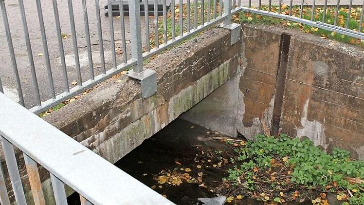 Der Streitmühlbach verläuft teilweise unterhalb der Markgrafenstraße in Himmelkron. Der Neubau der Streitmühlbachbrücke über die Staatsstraße 2182 wird für das Staatliche Bauamt Bayreuth und die Gemeinde nun zu einem Kraftakt. Foto: Jochen Nützel