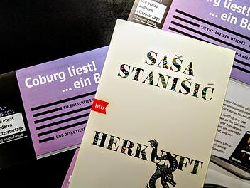 "Herkunft" von Saša Stanišic stand im Mittelpunkt beim digitalen Abschlussabend von "Coburg liest". Nils Liebscher, Schauspieler am Landestheater Coburg, stellte  dabei ausgewählte Passagen des Bandes vor.Foto: Jochen BErger