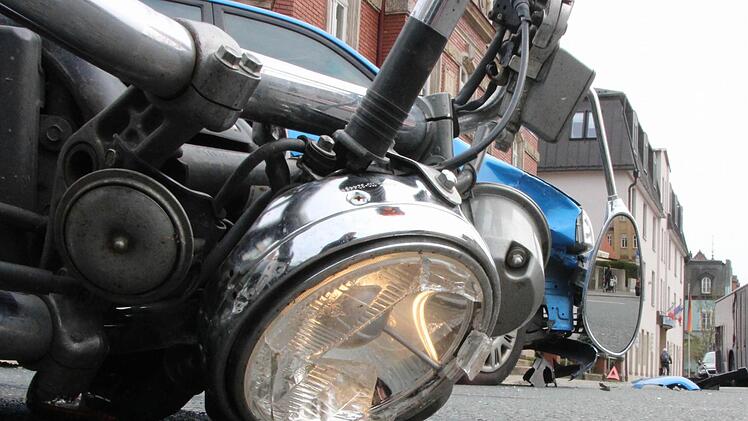 Am Motorrad und am Unfallauto entstand ein Gesamtschaden von rund 7000 Euro. Foto: Hofbauer