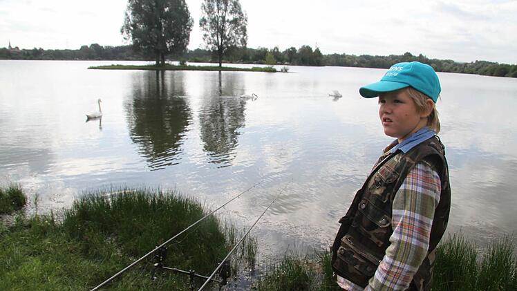 Geduld braucht es beim Angeln. Hier wartet Moritz Haßfurt, dass ein Fisch anbeißt. Fotos: Sonja Adam