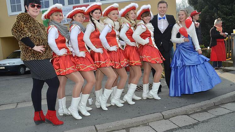 Tanzgarde und Prinzenpaar beim Straßentanz