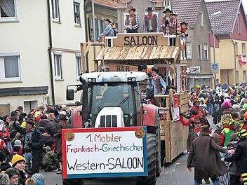 Einer der aufwändigsten Wägen in Poppenlauer: der fränkisch-griechische Western-Saloon der Angler.  Foto: Thomas Malz