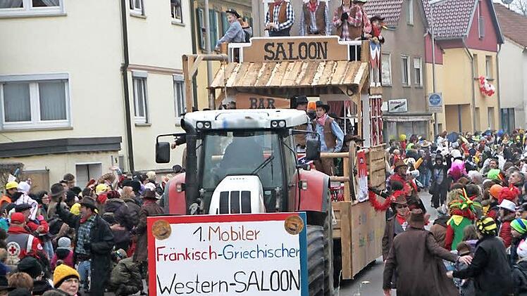 Einer der aufwändigsten Wägen in Poppenlauer: der fränkisch-griechische Western-Saloon der Angler.  Foto: Thomas Malz