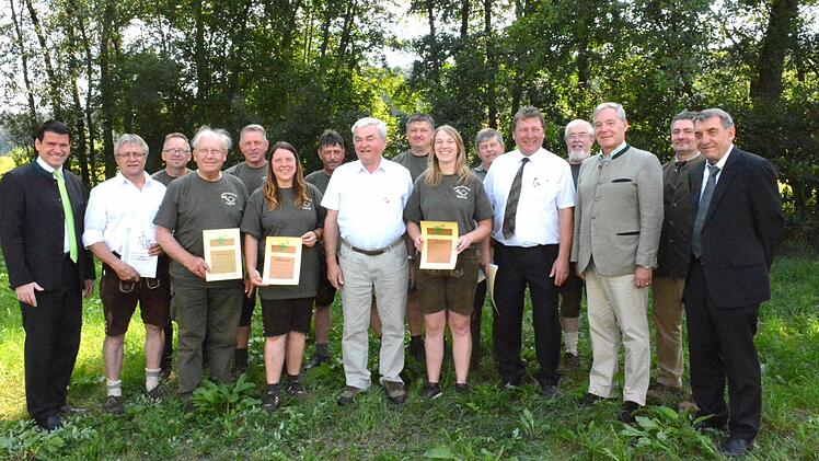Die Geehrten zusammen mit den Ehrengästen (v. l.): Schirmherr MdL Steffen Vogel, Udo Schütz, Udo Hein, Dieter Bayersdorfer, Ulrich Kaffer, Bianka Hemetsberger, Thomas Seits, Josef Schmitt, Volker Haßfurter, Katrin Gagel, Peter Korn, Helmut Gagel, Emil Klopf, Eno Piening, Elmar Brückner und Oskar Ebert  Foto: Schmidt