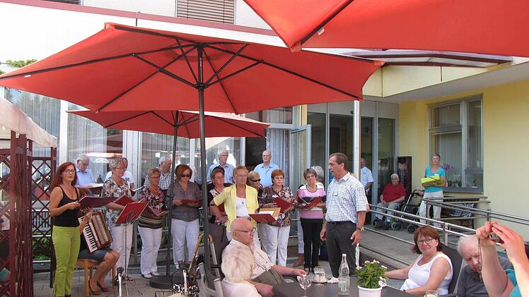 Der Gesangverein Wildflecken erfreute die Bewohner vom Haus Waldenfels mit einem musikalischen Nachmittag im Freien. Foto: Regina Rinke