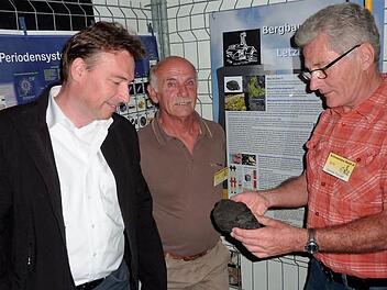 Günther Scheler (rechts) vom Arbeitskreis "Bergbaumagazin" zeigt dem Diplom-Geologen Georg Loth (links) Stockheimer Steinkohle. Mit im Bild Fördervereinsvorsitzender Gerwin Eidloth (Mitte).  Foto: Gerd Fleischmann