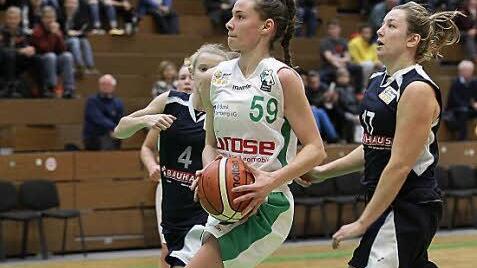 Julia F&ouml;rner ist an ihrer Gegenspielerin vorbeigezogen und hat freie Bahn zum Korb. Fotos: sportpress