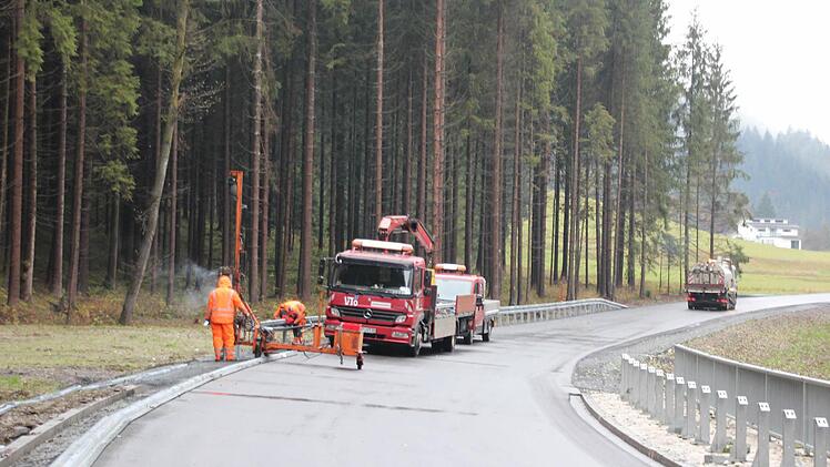 Die Stützen der Leitplanken werden in den Boden gerammt.  Foto: Friedwald Schedel