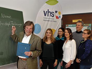 Ein neuer Dozent ist Christoph Fürbringer aus Hemhofen (an der Tafel). Er bietet Deutsch-Kurse an, die als Vorbereitung für den Deutsch-Test für Zuwanderer dienen. Mit im Bild das Team der städtischen Bildungseinrichtung Julia Gally, Bernd Riehlein, Roswitha Wiegandt, Julia Weiland, Jasmin Reinhardt (v. r.)      Foto: Evi Seeger