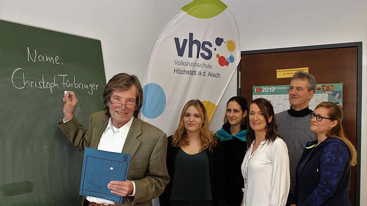 Ein neuer Dozent ist Christoph Fürbringer aus Hemhofen (an der Tafel). Er bietet Deutsch-Kurse an, die als Vorbereitung für den Deutsch-Test für Zuwanderer dienen. Mit im Bild das Team der städtischen Bildungseinrichtung Julia Gally, Bernd Riehlein, Roswitha Wiegandt, Julia Weiland, Jasmin Reinhardt (v. r.)      Foto: Evi Seeger