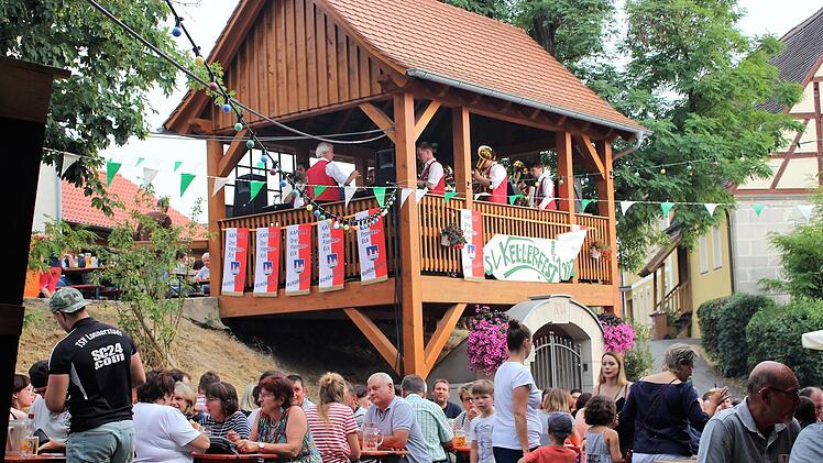 Die Kapelle "Drei-Franken-Eck" war aus erhobener Position für alle gut zu hören.   Foto: Evi Seeger