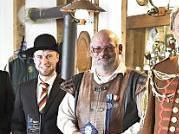 Bei der Siegerehrung, von links: Manfred Barfuß (Hauptmann der Bürgerwehr Königsberg), André Kamphausen (erster Platz), Detlef Bartesch (zweiter Platz), beide Bürgerwehr Königsberg, Dietmar Pohl (dritter Platz, Cronacher Ausschuss Compagnie), der Landeskommandant Jürgen Völkl und Schießbeauftragter Udo Leikeim  Foto: Gerold Snater