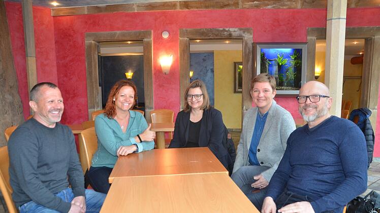 Freuen sich auf den Start im Sommer (von links): die Eigentümer Gerd und Tine Walter, Anja Wettstein und Judith Jochmann von der Stadt sowie der Pächter Michael Macri im bisherigen Café.