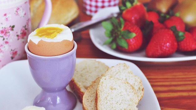 Ein gekochtes Fr&uuml;hst&uuml;cksei geh&ouml;rt f&uuml;r viele zum perfekten Start in den Tag.