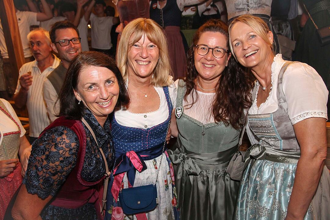 Die Stadlbesucher feierten mit den Stoapf&auml;lzer Spitzbuam.