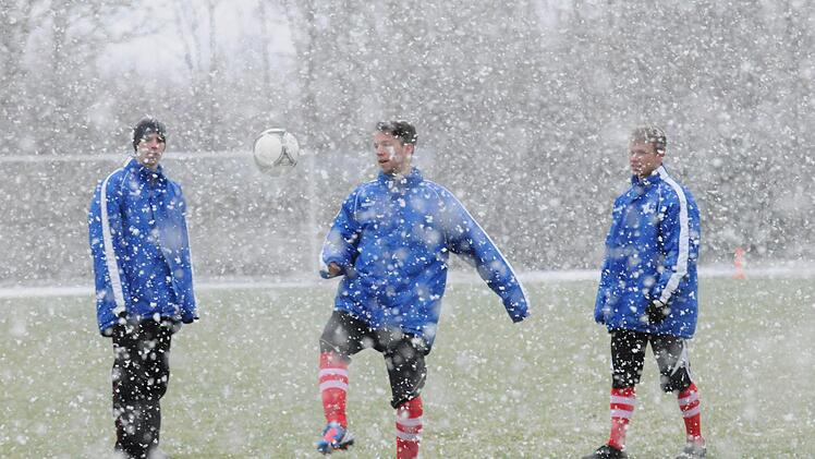 Grenzwertig: Mit viel Eigenleistung wurde in Münnerstadt der Platz vom Schnee befreit. Aber besonders hoch wird der Spaßfaktor im Schneetreiben nicht gewesen sein. Foto: ssp