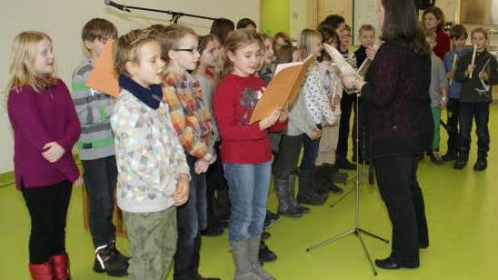 Mit Liedern und Musikstücken drückten die Schülerinnen und Schüler der drei Schulen ihre Freude über die neue Mensa aus. Hier die Flöten- und Singgruppe der Grundschule.
