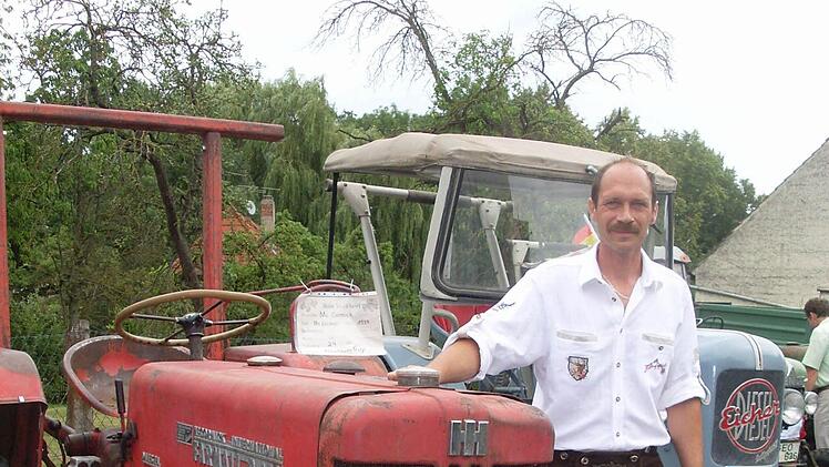 Weil er selbst einen Oldtimer-Traktor der Marke McCormik, Baujahr 1954, hat, kam Ralf Fleischmann auf die Idee, am Dorffest in Altenschönbach ein Oldtimertraktor-Treffen mit Ausfahrt zu organisieren.