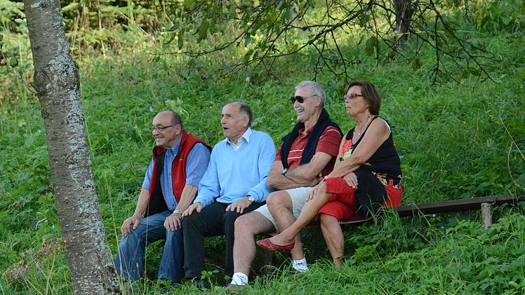 Logenplatz im Grünen: Zuschauer beim Bezirksliga-Spiel des SV Riedenberg gegen den SV Garitz. Foto: ssp