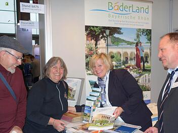 Die Bäder der Region kennen sie nicht, dafür aber Schlimpfhof: Valentin und Rose Gerstle (links) erfahren von Ilona Bauer und Alexander Höfling, was das Bäderland "Bayerische Rhön" sonst noch zu bieten hat und bekommen das entsprechende Prospektmaterial.  Foto: Heike Beudert