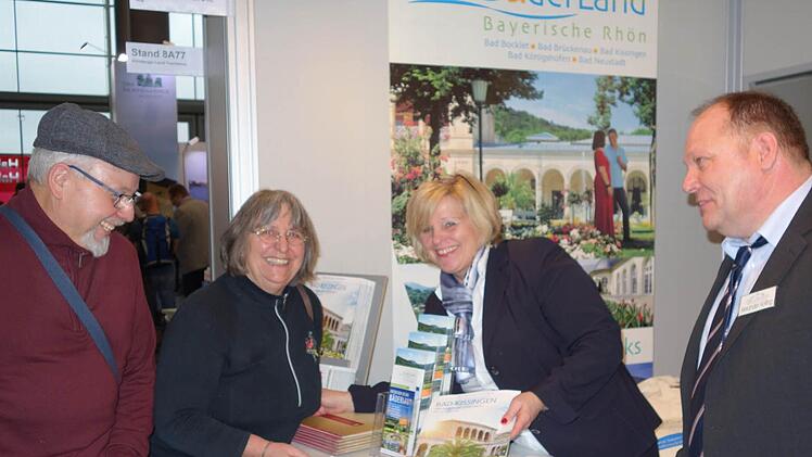 Die Bäder der Region kennen sie nicht, dafür aber Schlimpfhof: Valentin und Rose Gerstle (links) erfahren von Ilona Bauer und Alexander Höfling, was das Bäderland "Bayerische Rhön" sonst noch zu bieten hat und bekommen das entsprechende Prospektmaterial.  Foto: Heike Beudert