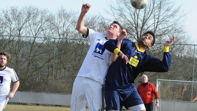 Eingehakt: André Seufert (links, FC Rottershausen) beim Kopfballduell mit Fanus Kiros (Post SV Bad Kissingen). Foto: Hopf