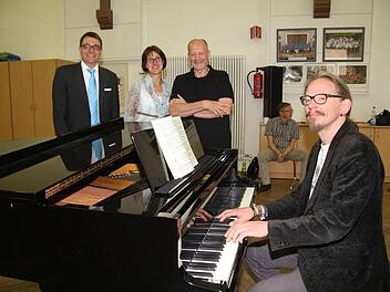 Als Sponsoren für den Workshop, bei dem Oliver Lederer aus Bamberg für die Klavierbegleitung verpflichtet wurde, traten neben der Stadt auch der Förderverband und der Gesangverein "Liederhort" auf: Musikschulleiter Harald Streit (links) freute sich über die Finanzierung. Fotos: Adam