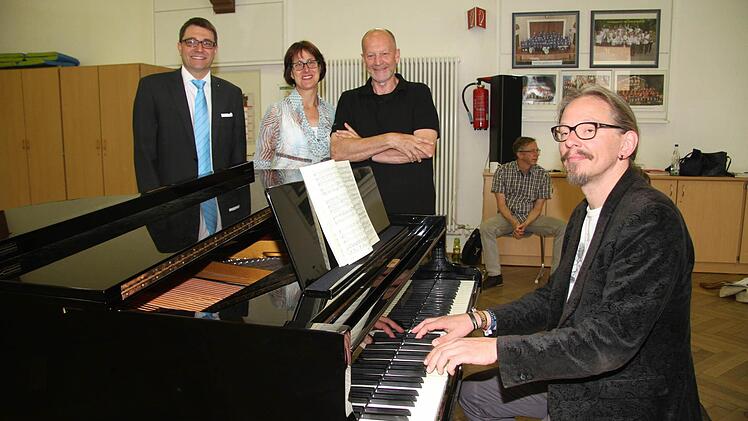Als Sponsoren für den Workshop, bei dem Oliver Lederer aus Bamberg für die Klavierbegleitung verpflichtet wurde, traten neben der Stadt auch der Förderverband und der Gesangverein "Liederhort" auf: Musikschulleiter Harald Streit (links) freute sich über die Finanzierung. Fotos: Adam