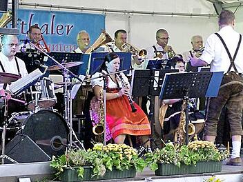 Die Feuerthaler Musikanten unterhielten am Samstagabend beim Straßenweinfest und sorgten für weinselige Stimmung. Fotos: Winfried Ehling