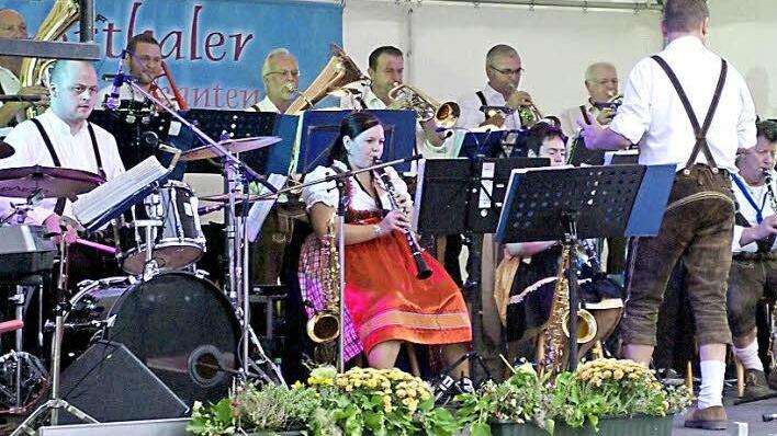 Die Feuerthaler Musikanten unterhielten am Samstagabend beim Straßenweinfest und sorgten für weinselige Stimmung. Fotos: Winfried Ehling