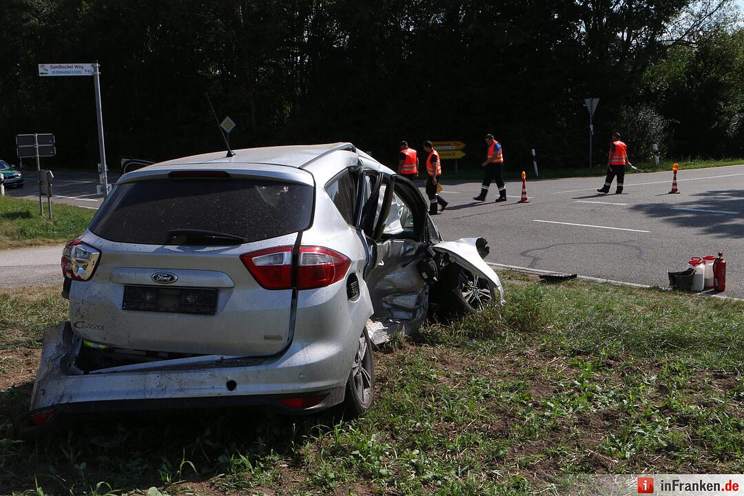 Beim Abbiegen Verkehr übersehen - Zwei Verletzte bei Zusammenstoß