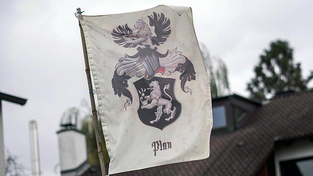 Auf dem Grundst&uuml;ck eines sogenannten &laquo;Reichsb&uuml;rgers&raquo; ist am 19.10.2016 in Georgensgm&uuml;nd (Bayern) eine Flagge mit der Aufschrift &laquo;Plan&raquo; zu sehen. Bei einer Razzia in Georgensgm&uuml;nd hatte ein 49-J&auml;hriger Angeh&ouml;riger der Reichsb&uuml;rger-Bewegung am Morgen vier Polizisten durch Sch&uuml;sse zum Teil schwer verletzt. Er hatte laut dem bayerischen Innenminister Hermann 30 Waffen. Foto: Nicolas Armer/dpa