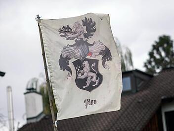 Auf dem Grundstück eines sogenannten «Reichsbürgers» ist am 19.10.2016 in Georgensgmünd (Bayern) eine Flagge mit der Aufschrift «Plan» zu sehen. Bei einer Razzia in Georgensgmünd hatte ein 49-Jähriger Angehöriger der Reichsbürger-Bewegung am Morgen vier Polizisten durch Schüsse zum Teil schwer verletzt. Er hatte laut dem bayerischen Innenminister Hermann 30 Waffen. Foto: Nicolas Armer/dpa